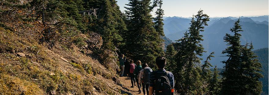 SPU学生在山上徒步旅行